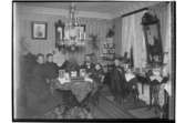 Rumsinteriör, familj 6 personer.C.J. Sandström