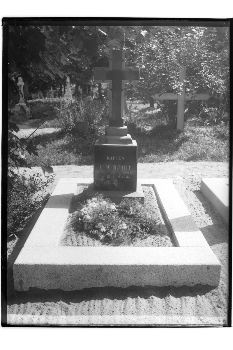 Samuel Lindskog, Esplunda kyrkogård. Gravsten med texten: Kapten F.W. Hjort 1831-1881. Fröken Hjorth.