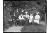 Grupp i trädgården, 7 personer.
Jägmästare C.E. Löwenhjälm