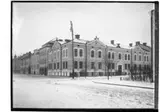 Hörnhuset Fabriksgatan-Änggatan.Tvåvånings hyreshus med 3 st. frontespisar.A.W. Nehrman