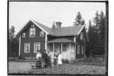 En och en halvplans vinkelbyggt bostadshus, 3 vuxna och 2 barn.
C.E. Welin