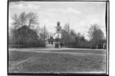 Vintrosa kyrka, en och en halvvånings bostadshus till vänster om kyrkan.Beställningsnr. VA-208.