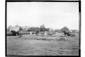 Höslåtter. 10 personer, 2 hästar för slåttermaskin, 1 häst för hästräffsa. En och en halv plans bostadshus och ekonomibyggnader.
A. Wennerlund.