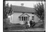 En och en halvplans bostadshus, familj 4 personer.
 August Anderssons familj.
Från vänster: Emma Charlotta Andersson f. Larsdotter f.1876 d.1926, sonen Ivar Andersson f.1904 d.1976, sonen Herbert Andersson f.1895 d.1973 och August Andersson f.1864 d.1944.