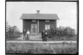 En och en halv plans bostadshus , 4 personer.
C. G. Lindberg