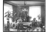 Rumsinteriör, familj 3 personer.Emil Hansson
