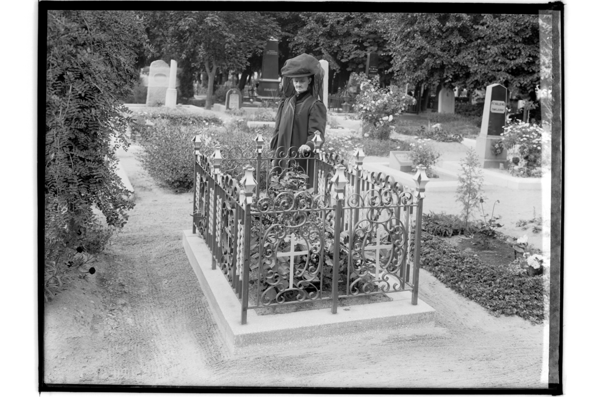 Samuel Lindskog, Kyrkogården, gravvård. En kvinna. Jenny Nilsson, Hagagatan 16, Örebro