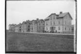 Tre st två och en halvplans bostadshus, 2 st tvåvånings bostadshus, 1 st envånings bostadshus. Nedrevs 1960.
J.E. Andersson