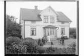 En och en halvplans bostadshus, 4 personer och en hund.C. E. Gustafsson