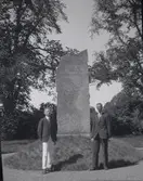 Kan vara två tyska ungdomar, bredvid Peder Michilssons minnessten.