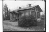 Envånings bostadshus med snickarglädje.
Fabrikör Karl Gillberg