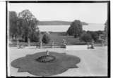 Utsikt från Steninge slott över trädgården.Uppland