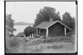 Steninge slott.
Torpet Hummelbo, envånings bostadshus, en kvinna och ett barn.
Uppland