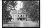 Jägmästarebostad (är rivet).
Tvåvånings bostadshus med frontespis, dekorerat för Kungliga Jaktsällskapet 1911.
 Två kvinnor på verandan.