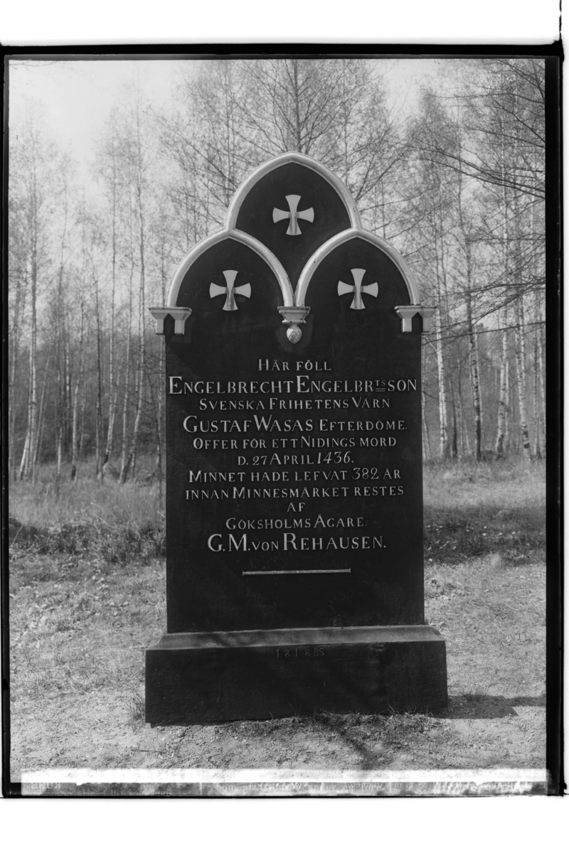 Samuel Lindskog, Engelbrektsholmen. Engelbrektsmonumentet med följande text: 'Här föll Engelbrekt Engelbrektsson. Svenska Frihetens Värn. Gustaf Vasas Efterdöme. Offer för ett Nidings mord. Den 27 April 1436. Minnet hade levat 382 år, innan Minnesmärket restes av Göksholms ägare G.M. von Rehausen. Beställningsnr. S…