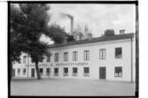 Örebro Strå & Filthattfabrik, tvåvånings fabriksbyggnad.
Carl Gibbson