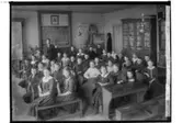 Pålsboda skola, klassrumsinteriör, skolbarn med skollärare Frans Dahlander.