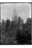 Nikolaikyrkan, tornet på kyrkan ovanför träden.