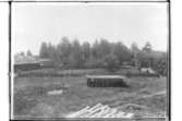 En och en halvplans bostadshus och ekonomibyggnader, bondgård.
Karl Karlsson