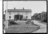 Tvåvånings bostadshus med veranda. Flygelbyggnad.
Otto Karlsson