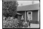 Envånings bostadshus, fem personer framför huset.Gustaf Pettersson