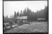 Envånings bostadshus, parstuga. 
Ett uthus, en man. 
Bildhuggare Gustaf Melifskoff (avled 1914).
Stället heter Lugnet och är sig ganska likt fortfarande i dag (2017).