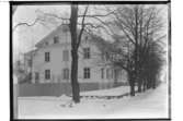 Tingshuset, tvåvånings stenhus, tagit från gatan. Bilden visar huset på Olaigatan 34. 
Arkitekt Karl Nissen, Drottninggatan 3, Örebro.