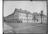 Tvåvånings bostadshus i hörnet Nygatan och Kungsgatan.Grosshandlare Axel Söderlindh.