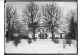 Ullavi gård, tvåvånings bostadshus med balkong.
Fru Beda Nordensköld.
Plåten är omvänd, fotograferad från glassidan.