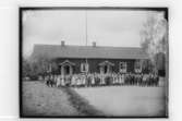 Almby kyrkskola, skolbyggnad, skolbarn.
Folkskollärare C.G. Wistrand.