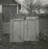 Bänkdörrar från Källa gamla kyrka.