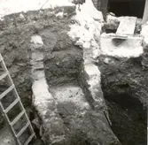 Kalmar Slott. Yttre borggården NV vid grävning för VAO. December - 68.