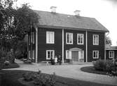 Tvåvånings bostadshus i liggtimmer med flygel.
Doktor N.A. Nilsson
Brunnstorp, Adolfsberg.