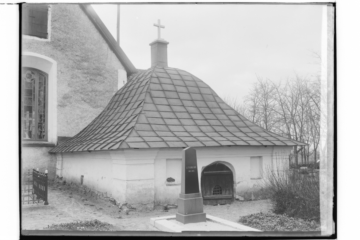 Samuel Lindskog, Almby Cemetery, Drakenbergska tomb. Major H.R. Von Hofsten