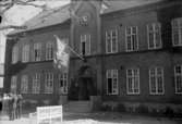 1940. Invigning av Trelleborgs flagga, flagganupphängd ovan dörren till Rådhuset.