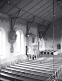 Interiör av Tuna kyrka. Predikstolen i centrum. I närheten av Tuna gård.