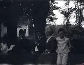 I mitten Carl Henrik Tiselius och Augusta Stålberg som troligtvis är Karins föräldrar. Pojken är troligen Carl Henrik. På Tuna gård.