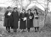 Fem unga kvinnor. Längst till höger Hulda Wikström gift Norberg, i mitten Skoglund