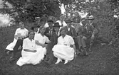 Ungdomsgäng. Bakom flickan längst fram till höger Bertil Hansson och bredvid flickan Einar Larsson.
