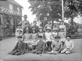 Skolbarn i Ö. Ökna, troligtvis hösten 1916. Mannen längst bak i mitten är Kantorn Svensson.