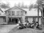 Grupp framför Skogsvillan i Holsbybrunn år 1901.