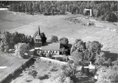 Flygfoto över Tuna kyrka.