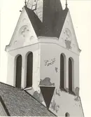 Tornet på Fågelfors kyrka har omfattande putsskador till följd av felaktig putsnings- och målningsteknik.