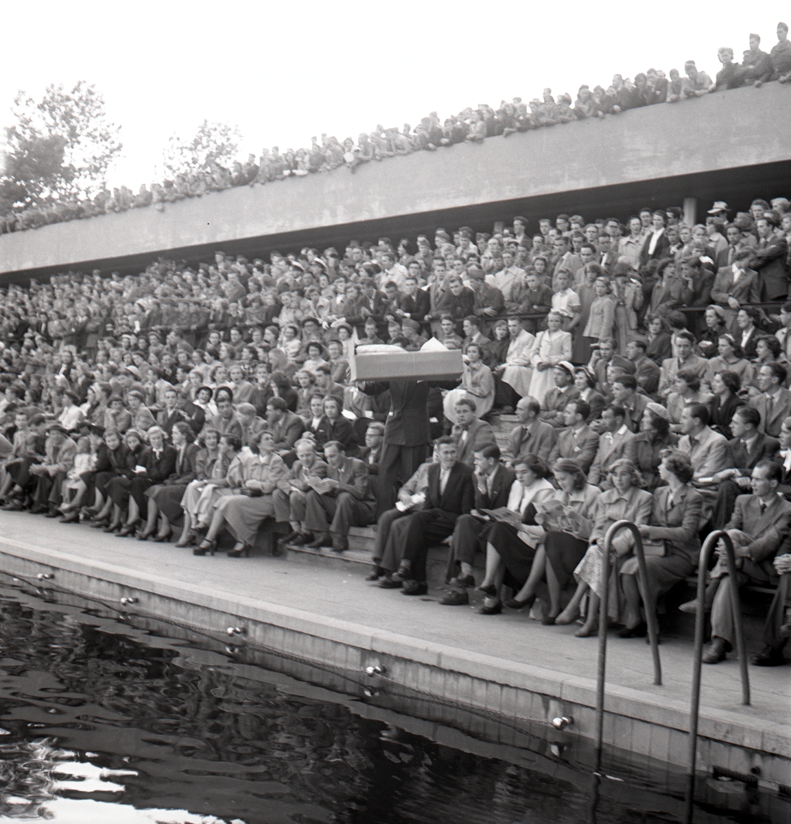Swimming Contest at the Tinner Basin. The Tinner Basin was opened on 19 June 1938. The final design of the plant was created by the city architect Sten Westholm. The time-typical entrance, dressing and restaurant building is largely untouched since its construction. The driving political force behind the bath was the merchant Axel Brunsjö. In some circles, the Bath was called Brunsjö, after the merchant’s great commitment to the Bath and later became the foreman of the Bath.