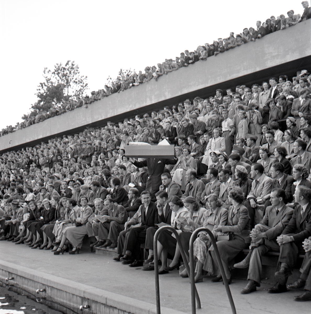 Swimming Contest at the Tinner Basin. The Tinner Basin was opened on 19 June 1938. The final design of the plant was created by the city architect Sten Westholm. The time-typical entrance, dressing and restaurant building is largely untouched since its construction. The driving political force behind the bath was the merchant Axel Brunsjö. In some circles, the Bath was called Brunsjö, after the merchant’s great commitment to the Bath and later became the foreman of the Bath.