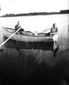 En man och en kvinna i båt.