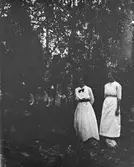 Två kvinnor, en man och hund






