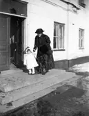 Kvinna och barn i dörröppningen






