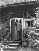 Man i dörröppningen





