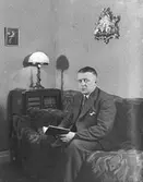 En man läser en bok




